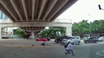 Viral Bang Jago Ditabrak Mobil di Kolong Jembatan, Langsung Bergaya Silat, Netizen: PSHT?