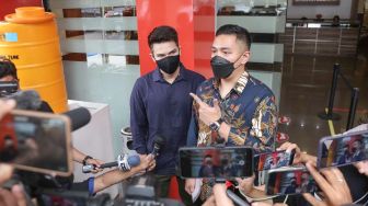 Aktor Jonathan Frizzy saat ditemui awak media usai diperiksa di Polres Metro Jakarta Selatan, Senin (27/9/2021). [Suara.com/Alfian Winanto]