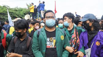 Ratusan mahasiswa yang tergabung dalam Aliansi BEM Seluruh Indonesia (BEM SI) dan GASAK menggelar aksi di sekitar Gedung Merah Putih KPK Jakarta Selatan, Senin (27/9/2021). [Suara.com/Alfian Winanto]