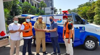 Dukung Percepatan Vaksinasi di Surabaya, Yayasan Bersih Pinjamkan Ambulans