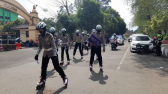 Mendadak Muncul Pasukan Polisi Wanita Bersepatu Roda di Ibukota Banten
