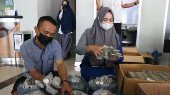 Pedagang Kaki Lima Menabung Uang Koin 4 Tahun, Saat Dibuka Langsung OTW Beli Mobil