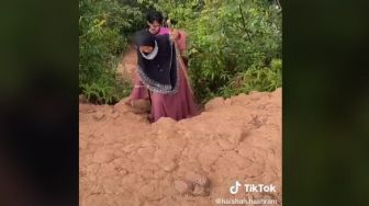 Cuma Pakai Gamis dan Sandal, Viral Nenek 74 Tahun Berhasil Mendaki Gunung