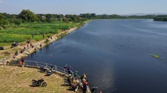 Hulu Sungai Bengawan Solo di Bojonegoro Tercemar, Airnya Berubah Hitam Merah Darah