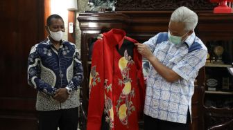 Bawa Batik Motif Cendrawasih, Rektor Uncen Undang Ganjar Beri Kuliah Umum di Papua