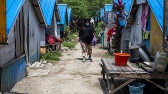 Seorang penyintas bencana tsunami berjalan di depan Hunian Sementara (Huntara) mereka di Kampung Lere, Palu, Sulawesi Tengah, Selasa (28/9/2021).  ANTARA FOTO/Basri Marzuki