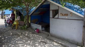 Sejumlah penyintas bencana tsunami beraktivitas di depan Hunian Sementara (Huntara) mereka di Kampung Lere, Palu, Sulawesi Tengah, Selasa (28/9/2021). ANTARA FOTO/Basri Marzuki
