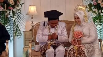 Viral Pengantin Pria Pakai Topi Wisuda saat Duduk di Pelaminan, Ternyata Ini Alasannya