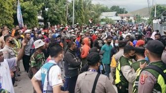 Warga Tutup Jalan Masuk Stadion Barnabas Youwe Sentani, Kecewa Dengan Panitia PON Papua