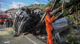 Truk Mendadak Terguling di Depan Balai Kartini, Pasir yang Diangkut Tumpah ke Jalanan