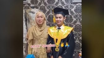 Top Viral,Pria Sewa Emak-Emak saat Wisuda hingga Maling Diarak Sambil Dinyanyikan Lagu