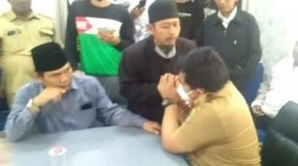 Kadiskominfo Karawang Digeruduk Massa Habib Rizieq, Diludahi, Dibentak Sampai Pukul Meja