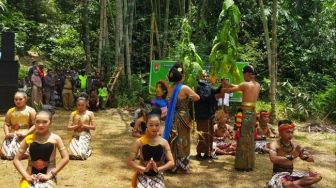 Syukur Panen Berlimpah, Warga Lereng Gunung Sumbing Gelar Ritual Pernikahan Tembakau