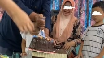 Tarik Uang dari Kue Ulang Tahun, Kakek Ini Malah Dapet Zonk