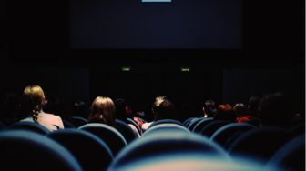 Hendak Nonton Bioskop, Aksi Pelajar Sembunyikan Makanan Cepat Saji Bikin Publik Terkejut