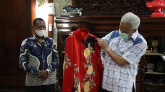 Temui Gubernur Ganjar, Rektor Uncen Papua Beri Sepasang Batik Cendrawasih