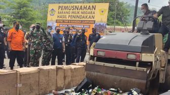 Bea Cukai Bandar Lampung Musnahkan Barang Ilegal Senilai Rp 32,4 Miliar