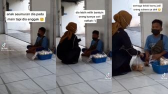 Viral Bocah Rela Berjualan Kue Keliling, Alasan di Baliknya Bikin Mewek