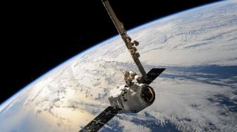 Berapa banyak satelit yang mengelilingi bumi?