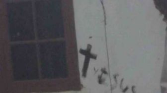 Kapalo! Dinding Rumah Ustadz Digambar Salib dan Tulisan Yesus
