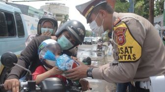 Peringati HUT Polwan Ke-73, Polres Ciko Bagikan Puluhan Boneka Doraemon