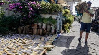 Pekerja menjemur sajadah yang sudah di sablon di Kawasan Tanah Abang, Jakarta Pusat, Rabu (29/9/2021). [Suara.com/Alfian Winanto]