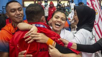 Sejumlah pesepak takraw putri DKI Jakarta meluapkan kegembiraan usai memenangkan pertandingan final ganda putri beregu Sepak Takraw PON Papua melawan Jawa Timur di GOR Trikora Universitas Cenderawasih, Jayapura, Papua, Rabu (29/9/2021). ANTARA FOTO/M Risyal Hidayat