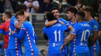 Pemain depan Atletico Madrid Luis Suarez merayakan golnya setelah mencetak gol dari penalti  selama pertandingan sepak bola Grup B Liga Champions antara AC Milan melawan Atletico di San Siro pada Rabu (29/9/2021) dini hari WIB.MIGUEL MEDINA / AFP