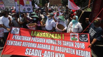 Sejumlah petani yang tergabung dalam Kelompok Tani Maju Makmur Desa Babadan melakukan unjuk rasa di depan gedung Pemkab Kediri, Jawa Timur, Rabu (29/9/2021).  ANTARA FOTO/Prasetia Fauzani