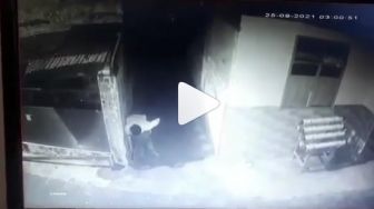 Viral Pria Curi Kotak Amal Terekam CCTV, Warganet: Jalur Neraka Mode On