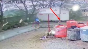 Viral Box Kontainer Terlepas Timpa Pemotor di Jalan Raya Sungai Kakap Kubu Raya