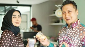 7 Potret Coffee Shop Arie Untung, Dibangun di Depan Rumah Pribadi