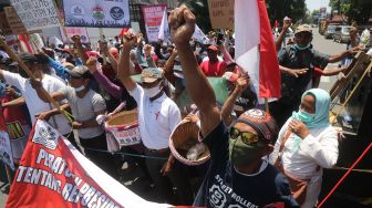 Sejumlah petani yang tergabung dalam Kelompok Tani Maju Makmur Desa Babadan melakukan unjuk rasa di depan gedung Pemkab Kediri, Jawa Timur, Rabu (29/9/2021).  ANTARA FOTO/Prasetia Fauzani