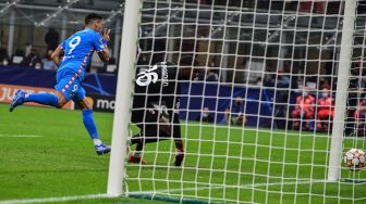 Pemain depan Atletico Madrid Luis Suarez merayakan golnya setelah mencetak gol dari penalti  selama pertandingan sepak bola Grup B Liga Champions antara AC Milan melawan Atletico di San Siro pada Rabu (29/9/2021) dini hari WIB.MIGUEL MEDINA / AFP