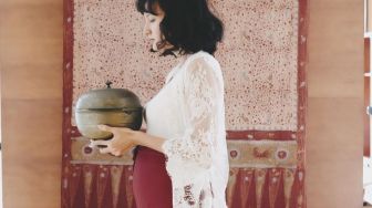 10 Potret Baby Bump Nadine Chandrawinata, Tetap Lincah Sampai Ditegur Suami