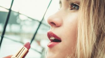 Kebiasaan Pakai Lipstick Ternyata Bisa Picu 5 Masalah 5 Kesehatan Ini