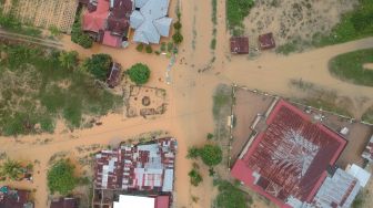 Foto udara banjir merendam permukiman di Nagari Kasang, Kabupaten Padangpariaman, Sumatera Barat, Kamis (30/9/2021). ANTARA FOTO/Iggoy el Fitra