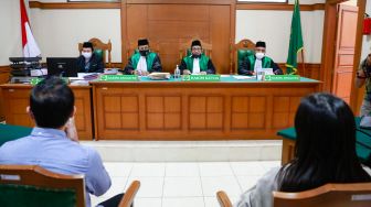 Pasangan Ririn Dwi Ariyanti dan Aldi Bragi saat menjalani sidang perceraian di Pengadilan Agama Jakarta Selatan, Kamis (30/9/2021). [Suara.com/Alfian Winanto]