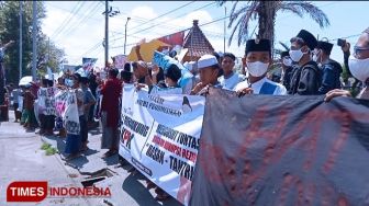 Ratusan Santri Sarungan Gelar Aksi Dukung KPK Usut Korupsi di Probolinggo