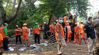 Antisipasi Banjir, Pemkot Jaksel Gerebek Lumpur di Kali Krukut Segmen Gatot Subroto