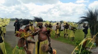 Kirab Api Obor PON Papua Diiringi Tarian Adat, Begini Antusiasme Masyarakat Papua