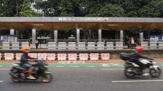 Suasana di Halte Stasiun Palmerah, Jakarta Pusat, Kamis (30/9/2021). [Suara.com/Alfian Winanto]