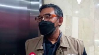 Ditemani Sang Istri, Satu Pegawai KPK yang Dipecat Hari Ini Kembalikan Barang