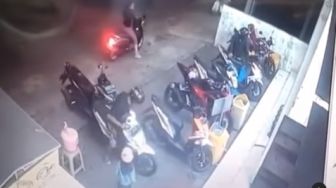 Viral Video Pria Keluar Parkiran Ini Sulut Emosi Warganet: Mungkin Habis Dimarahi Istri..