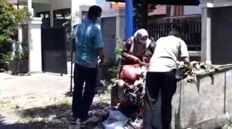Penyidik KPK Sampai Obok-obok Bak Sampah Saat Geledah Kantor Dinas Probolinggo