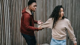 4 Kebiasaan Buruk yang Bisa Merusak Hubungan, Marah di Tempat Umum!