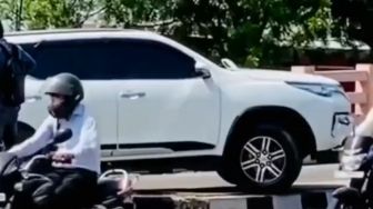 Ulah Pengendara Fortuner Saat Balik Arah, Pembatas Jalan Nekat Diterjang, Duh!