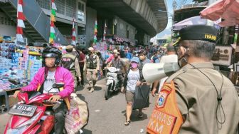 PKL Pasar Pagi Gelar Lapak di Jalan Raya, Satpol PP Jakbar: Ayo Bubar, Ini Bukan Tempat Jualan