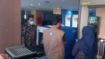 Ditemani Istri, Eks Pegawai KPK Giri Suprapdiono Kembalikan Barang-barang