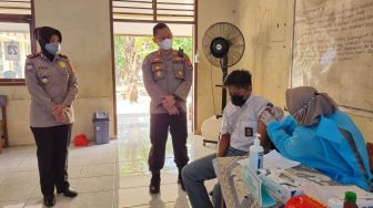 Polda Metro Jaya Suntik 1.300 Vaksin di Tiga Sekolah Wilayah Aglomerasi Jakarta